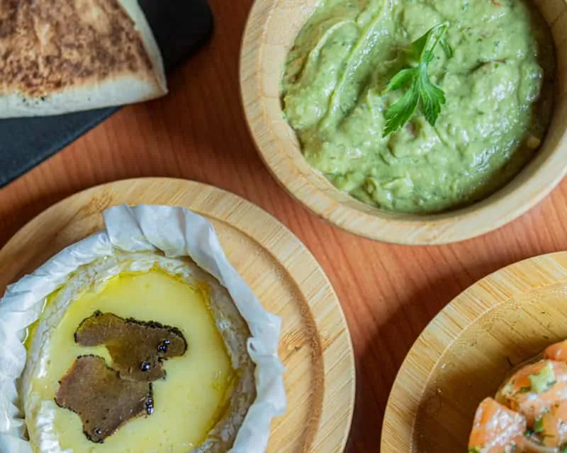 Camembert rôti à la truffe, guacamole et tartare de saumon à La Tasca