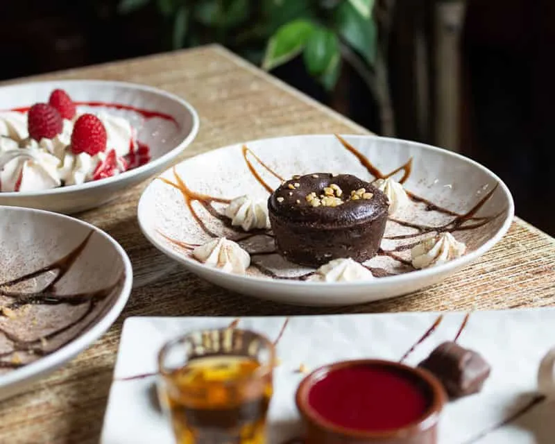 Desserts de La Tasca : fondant au chocolat, chantilly et fruits rouges