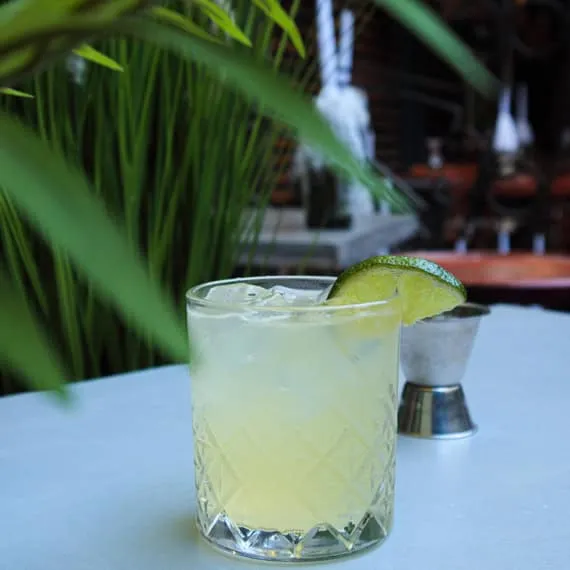 Cocktail caïpirinha au citron vert servi à La Tasca