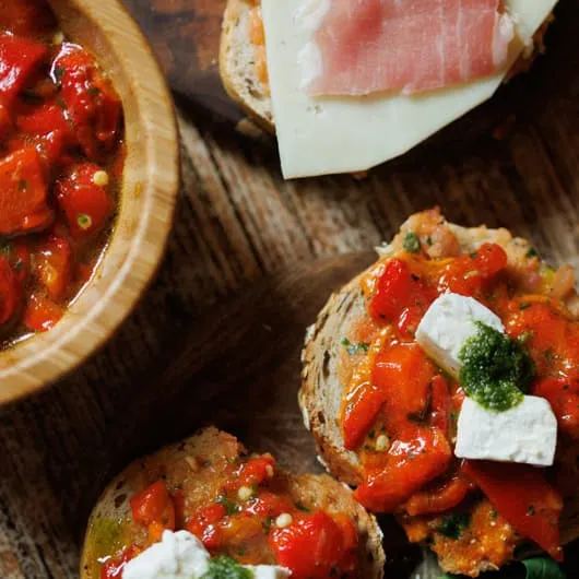 Tartines poivrons marinés et feta, jambon et fromage