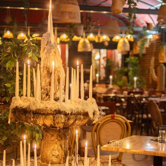 Fontaine couverte de bougies dans la salle de La Tasca