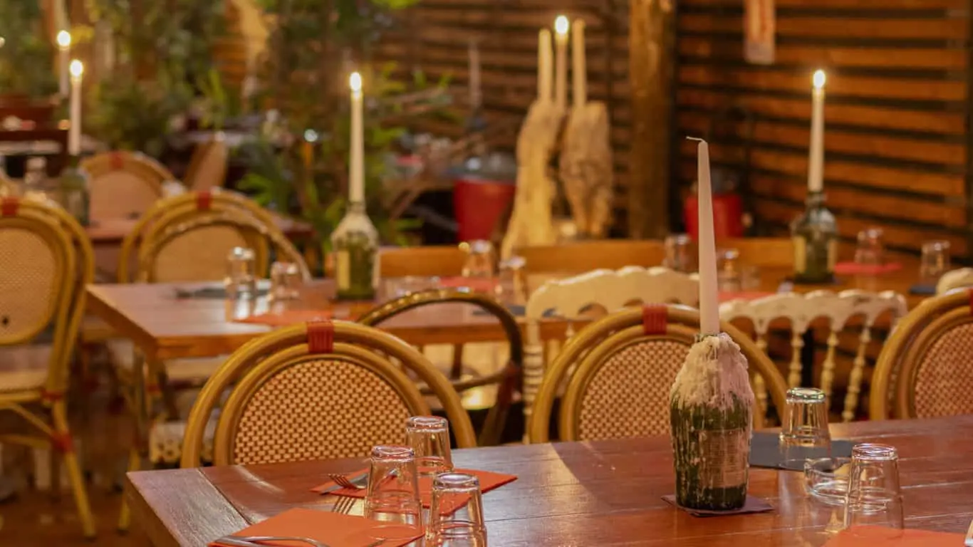 Tables dressées aux bougies sur la terrasse de La Tasca